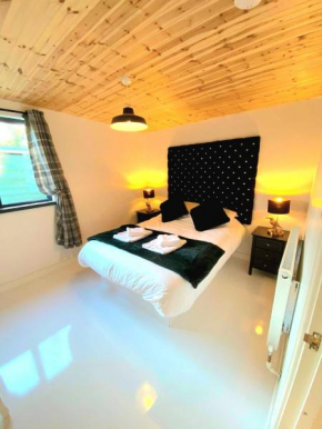 Hunters Hideaway-Hot Tub-Wiltshire-Groups